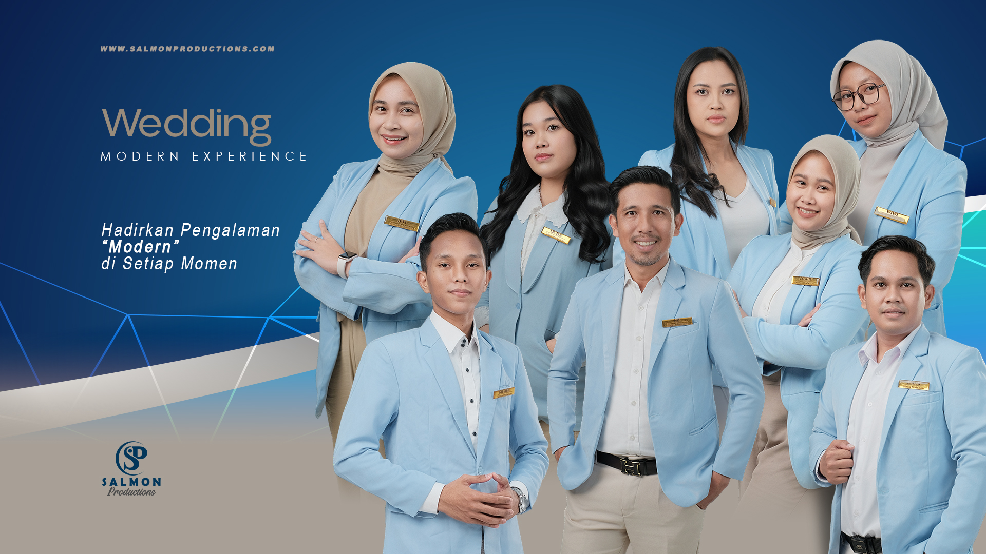 Delapan anggota tim Salmon Productions mengenakan seragam biru muda